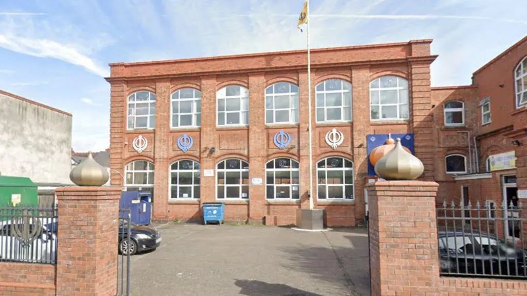 BaazNewsOrg's tweet image. A teenager has been arrested after committing what the local community is calling a "hate crime" at the Sikh Mission Centre in Nuneaton, UK.
The suspect allegedly desecrated Sikh literature, Langar, and even attacked a Granthi leading prayers in the main hall.
“The incident was…