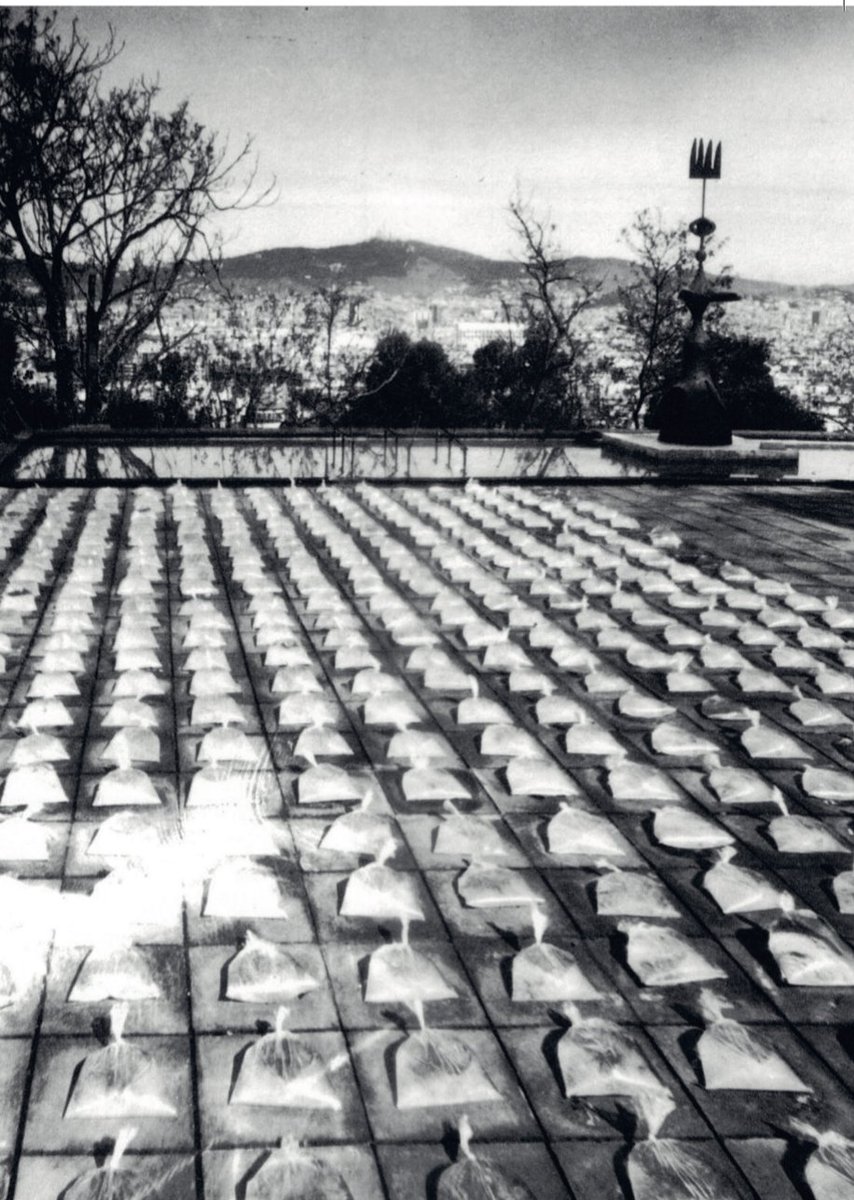 Arriba la segona de les Reencarnacions per celebrar aquest 50è aniversari! ⚡

⛲ A l'acció "Reencarnacions II: Reflectir" l'artista Núria Andorrà s'inspira en la Aigua bellugada, una instal·lació feta al pati nord per Hugo Roelandt l'any 1986.

📅 Deixa't sorprendre i vine a la
