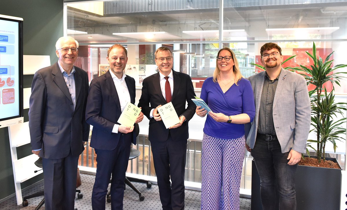 Adviesrapport door <a href="/dingtiid/">DINGtiid</a> vandaag aangeboden aan <a href="/harryvdmolen/">Harry van der Molen</a> en mij als indieners van de motie in 2022.
Advysrapport “Ferlet fan in sterker plak foar it Frysk yn it mbû”

dingtiid.frl/advysrapport-f…