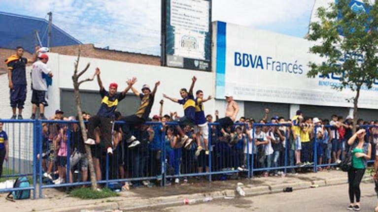 BocaEsPueblo's tweet image. BOMBONERA PARA TODOS
Esta tarde en el club se llevará a cabo la presentación de Leandro Paredes en su vuelta a casa. Eso nos pone contentos, pero lo que mas contentos nos pone es que esta tarde La Bombonera abrirá sus puertas para TODOS los hinchas, GRATIS, y sin necesidad de…