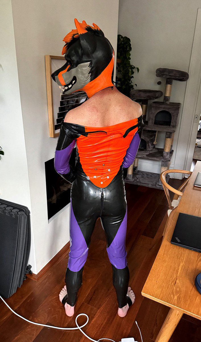 Help a fruit, peel an orange 🍊✨

#thirstyThursday #rubberfur