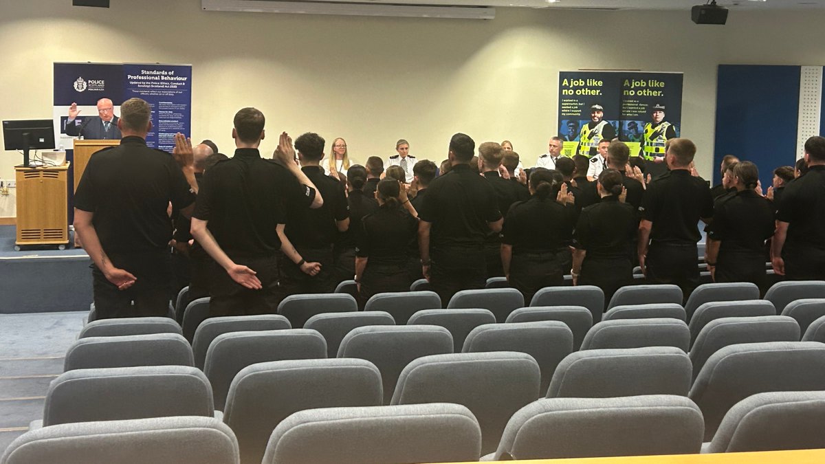 PoliceScotland's tweet image. 100 probationers made the police constable declaration in front of members of Police Scotland’s Chief Officer Team today. The new recruits are the first cohort to swear the newly amended oath of office which now includes a duty of candour.
Read more ➡ orlo.uk/5UNGM