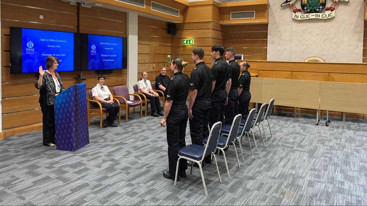 PoliceScotland's tweet image. 100 probationers made the police constable declaration in front of members of Police Scotland’s Chief Officer Team today. The new recruits are the first cohort to swear the newly amended oath of office which now includes a duty of candour.
Read more ➡ orlo.uk/5UNGM