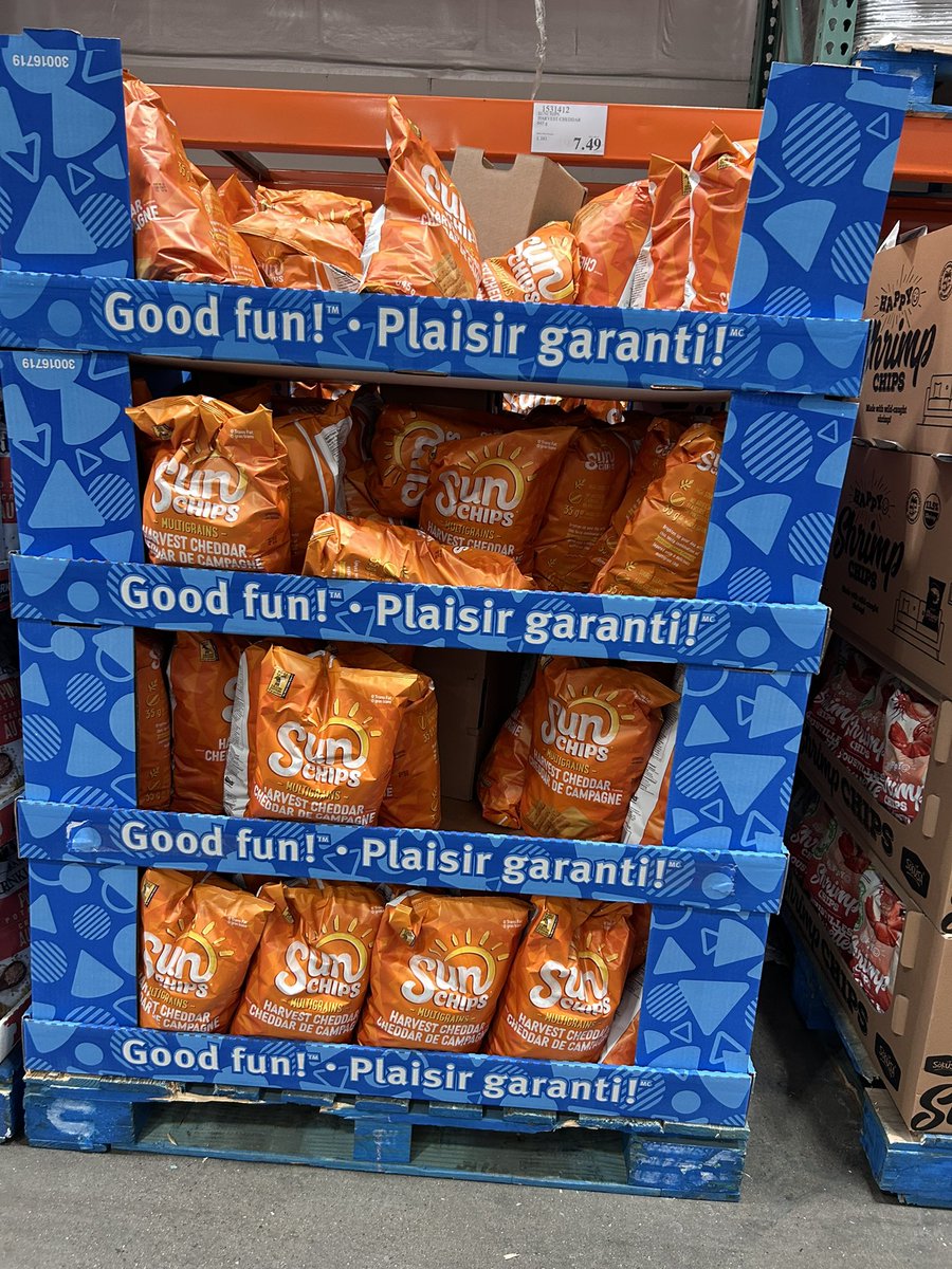 Determinantes comerciales de salud. Palé de chips en un hipermercado a las afueras de una ciudad del G7 norteamericana. Mucho, malo y barato! Good fun. Esa es la publicidad para los no ricos , no educados , pobres. Pobreza estructural . Ambientes obesogénicos!