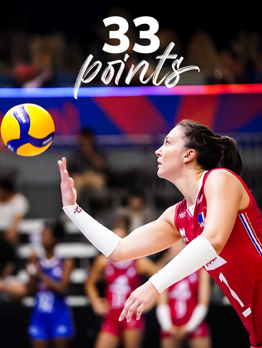 33 reasons to talk about Helena today 💛🖤