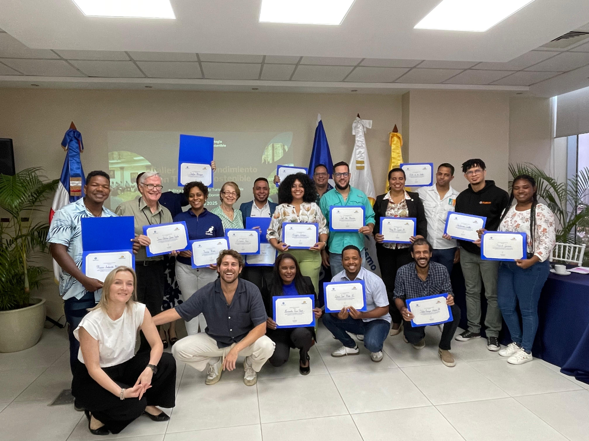 UNWTOAcademy's tweet image. El turismo sostenible fue eje de los talleres de #innovación de ONU Turismo en República Dominicana, reuniendo a 50 emprendedores en Santiago y Santo Domingo para fortalecer un sector clave (6,9% del PIB). Analizaron retos y estrategias para #MiPymes, que son el 80% del sector.