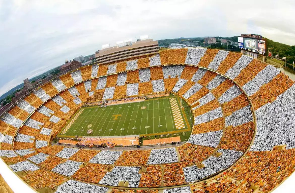 ExMiserian597's tweet image. Knoxville, TN (UT Knoxville) (Knox County)
68% White, 16% Black
35.6% college educated
Median household income: $50,183
2004: Kerry +1.3 🔵
2008: Obama +4.1 🔵
2012: Romney +0.6 🔴
2016: Clinton +6.1 🔵
2020: Biden +16.0 🔵
2024: Harris +12.7 🔵