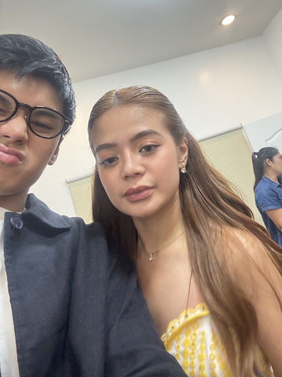gibbereads's tweet image. may ari ng phone: @gibbereads 
nag selfie: dustbia