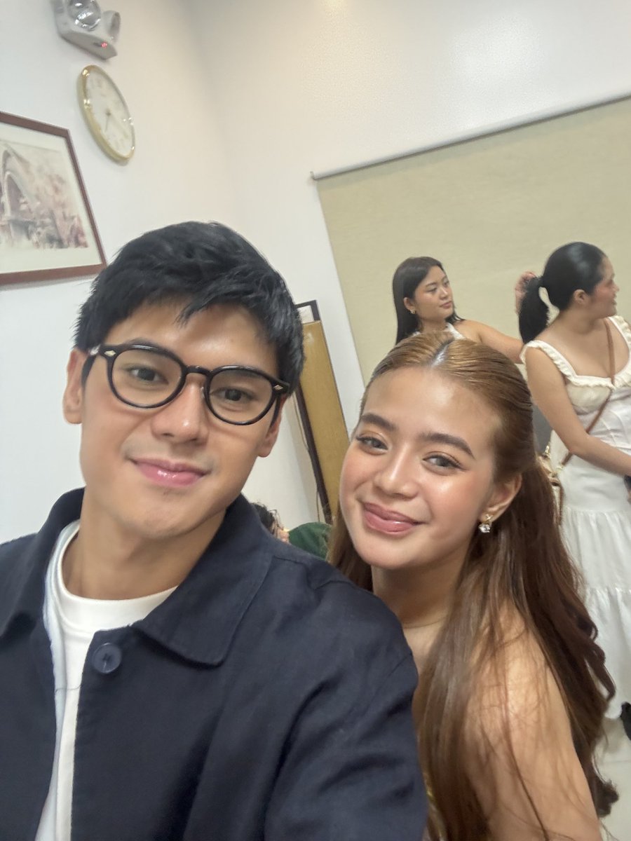 gibbereads's tweet image. may ari ng phone: @gibbereads 
nag selfie: dustbia