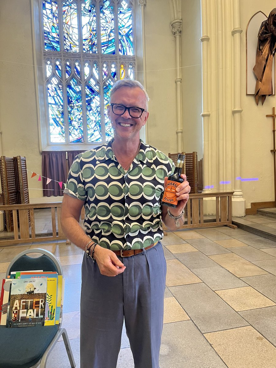 StWEnglishHub's tweet image. After such an amazing day of training, we couldn’t let Nick leave without Sheffield’s finest @HendersonsRel.
Thank you! @NickRMT 📚 📚 📚