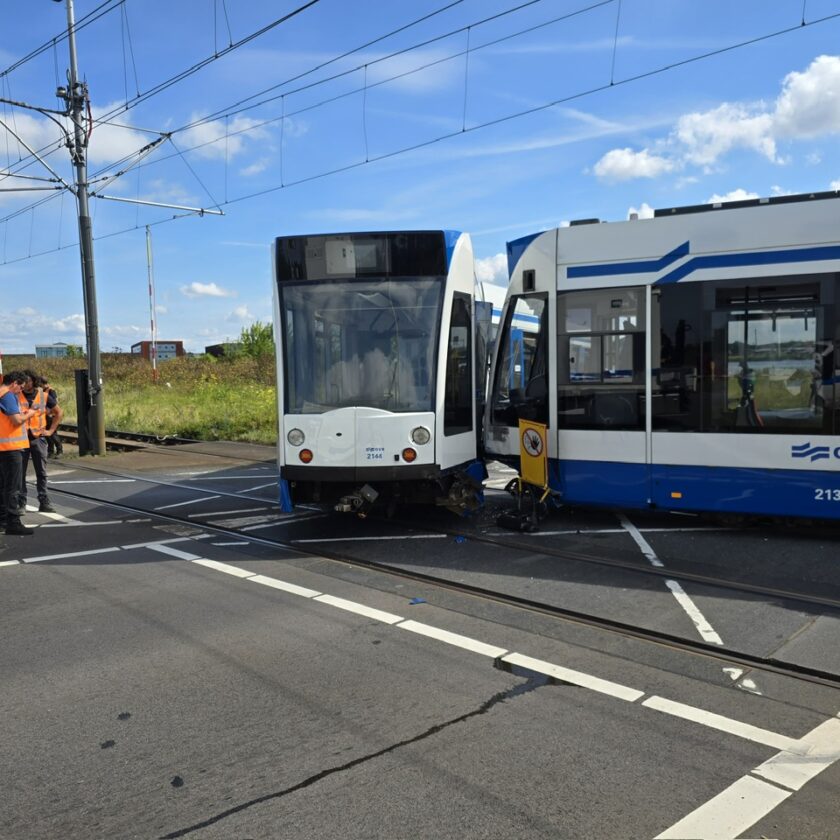 #Amsterdam - Trams ontspoort bij ongeval met busje - 112meerlanden.nl/2025/07/10/ams… - #vlnnieuws