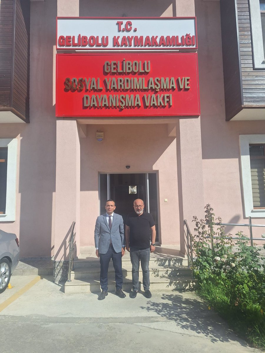 Ezine Kaymakamlığım döneminde refakatimde kaymakam refikliği stajını tamamlayan, dürüstlüğü ve çalışkanlığıyla her zaman takdir ettiğim kardeşim Sayın Cihat Koç’u, yeni görev yeri olan Gelibolu Kaymakamlığı’nda Geyikli Belediye Başkanımız Sayın Mevlüt Oruçoğlu ile birlikte