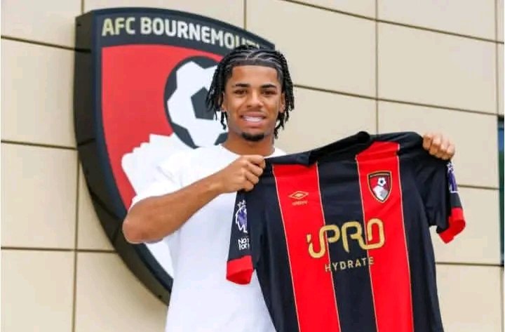 Young Nigerian midfielder Ogunleye Malachi has signed his first professional contract with AFC Bournemouth. Surrounded by proud family members, he now looks forward to making his debut in the 2025/2026 English Premier League season. A bright future awaits!