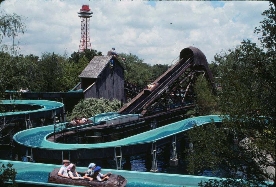 AmusementSource's tweet image. With Flume 2&apos;s recent reopening at Six Flags Over Texas, it only makes sense to #TBT to the days of a giant lumberjack animatronic towering over the first lift and an enclosed final drop!

#SixFlagsOverTexas #SFOTSource #SixFlags #ThrowbackThursday #ThemePark #AmusementSource
