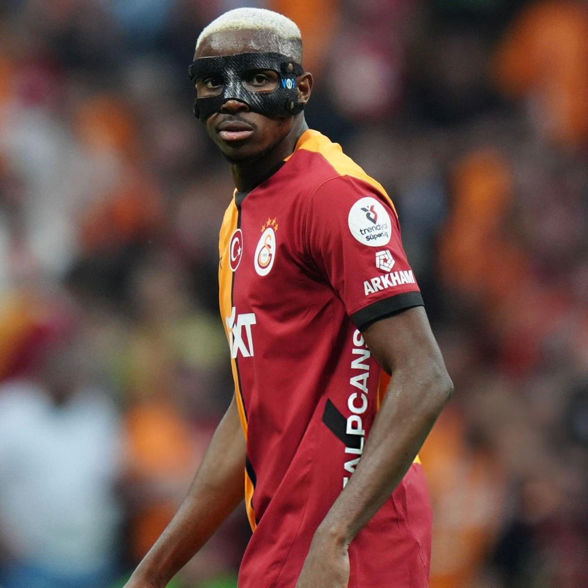 Galatasaray, Victor Osimhen transferi için bonservis bedelini 5 yıl halinde taksitlere yaymak istedi. Napoli banka teminatı talep etti.  Galatasaray, Napoli'nin teminat ısrarı üzerine görüşmeleri durdurdu. Görüşmeler daha sonra devam edecek. (Tuttomercato)