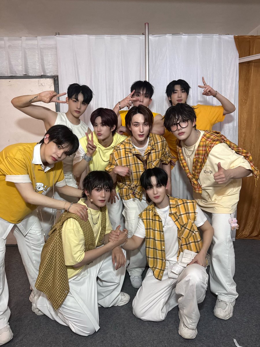 Sovia_l's tweet photo. 💛💛💛 https://t.co/TBwG795TPU