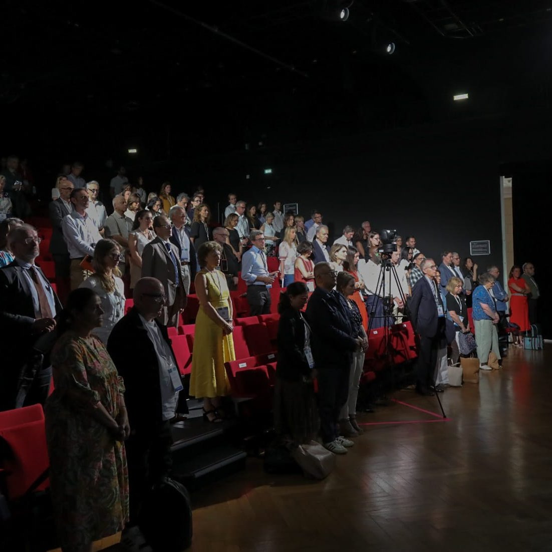 Une minute de silence a été observée ce soir à #Campus2025 en hommage à Maxime Tessier, jeune pénaliste du barreau de Rennes.  

Il avait ouvert un cabinet secondaire à Paris, rue de Rennes. Un clin d’œil à ses deux barreaux de cœur.  

Le barreau de Paris s’associe à la douleur