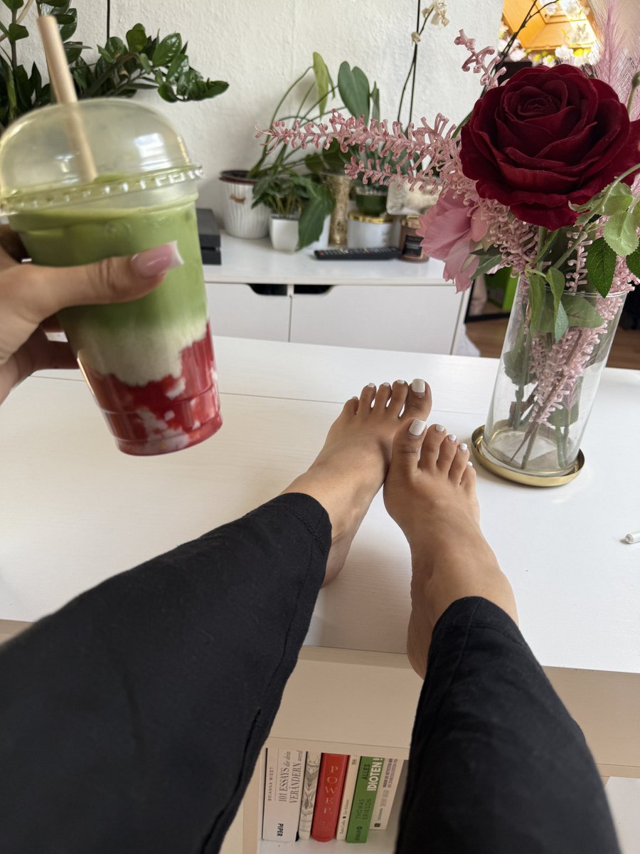 Ich genieße meinen strawberry Matcha &amp; du bekommst die Ehre, für ihn zahlen zu dürfen. 
8€ sind für meinen Matcha fällig 🍵🫰🏽