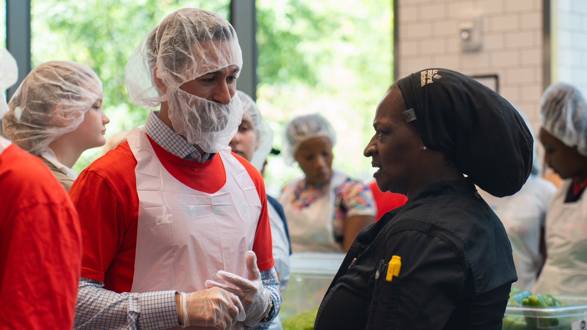 MSE's tweet image. There’s no offseason for providing community impact ❤️
As a newly appointed board member, @ZacharyLeonsis joined MSE volunteers at @dcck this week to package food, prepare meals, and serve families across the District.
📰: monumentalsports.com/ZL-DCCK