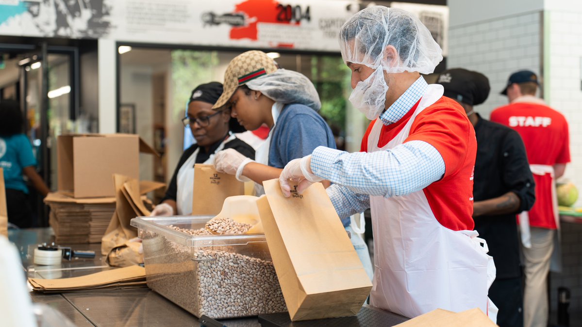 MSE's tweet image. There’s no offseason for providing community impact ❤️
As a newly appointed board member, @ZacharyLeonsis joined MSE volunteers at @dcck this week to package food, prepare meals, and serve families across the District.
📰: monumentalsports.com/ZL-DCCK