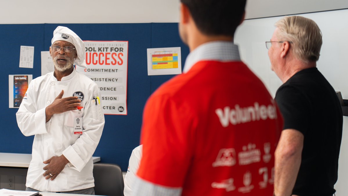 MSE's tweet image. There’s no offseason for providing community impact ❤️
As a newly appointed board member, @ZacharyLeonsis joined MSE volunteers at @dcck this week to package food, prepare meals, and serve families across the District.
📰: monumentalsports.com/ZL-DCCK