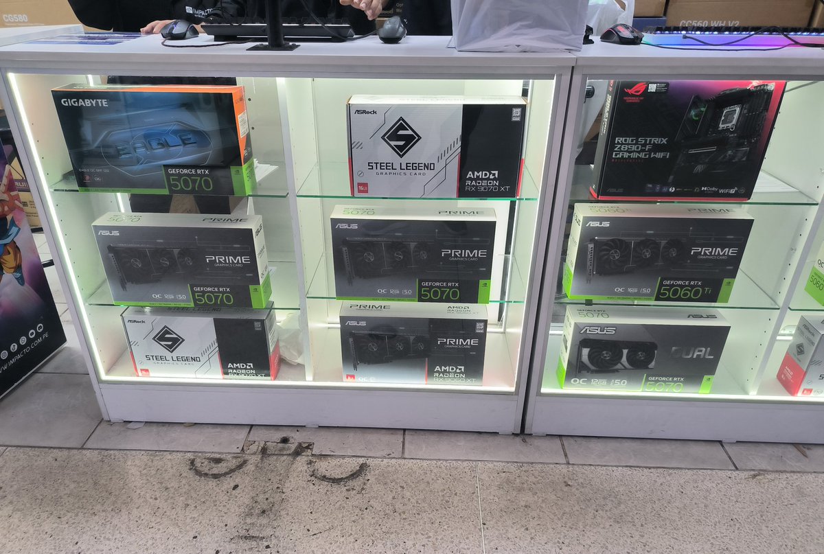 fernandomerino's tweet photo. Buscando las reales ofertas en #WilsonTech...extrañaba esto, estar rodeado por hardware. Hasta se podría decir que MESTOYECSITANDO 😂 https://t.co/kkIUEUmo2O