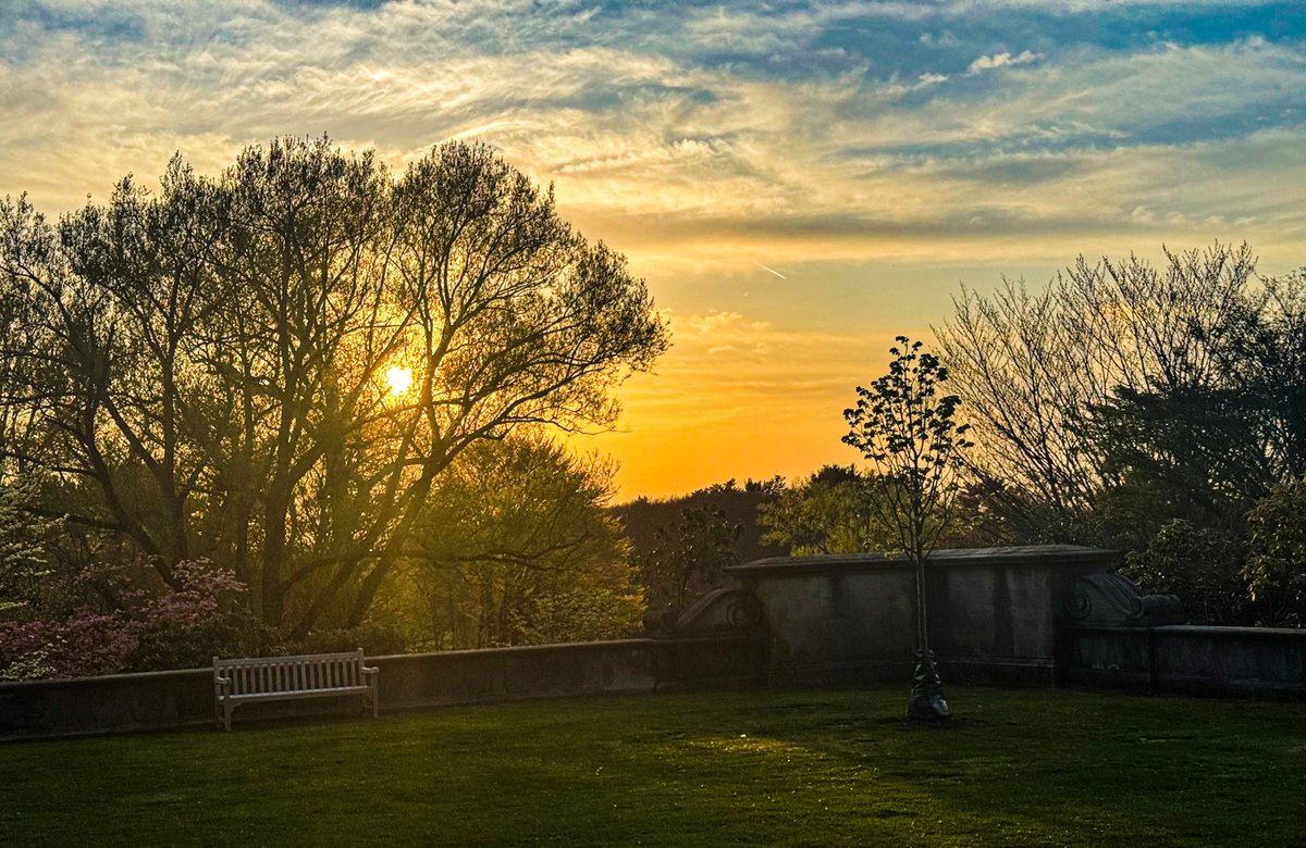 Who's in the mood for summer nights at the Gardens? 🌿🎶
📅 July 11: Open late till 8pm
🎷 July 12: Twilight Tunes on the Terrace at 6:30pm
Golden hour views, live music &amp; picnic vibes await!
🔗 bit.ly/44cwZqP #livemusic #longisland #datenight