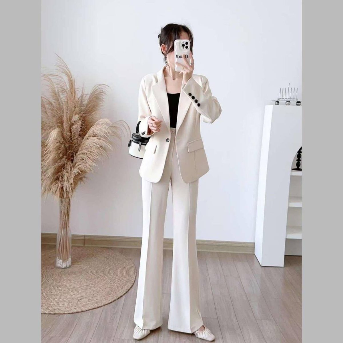 Timeless elegance in creamy neutrals, where chic minimalism meets poised sophistication.🥰
