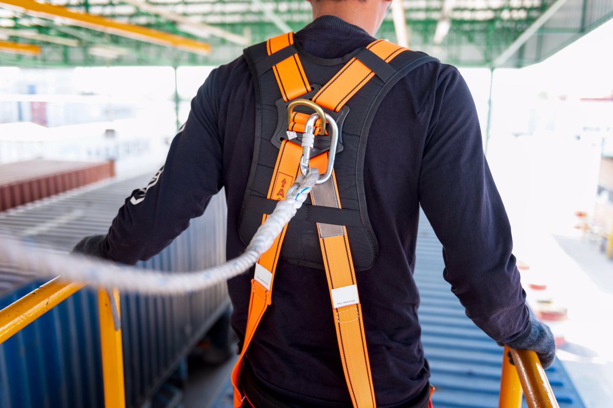 BraunerSafety's tweet image. Quick Tip: When was the last time you checked your harness expiration date?
Most safety harnesses have a 5-year life span—after that, it may no longer be safe.
📅 Check it. Log it. Replace it if needed.
For expert inspections, #braunersafety can help.
#ToolboxTalk #PPECheck