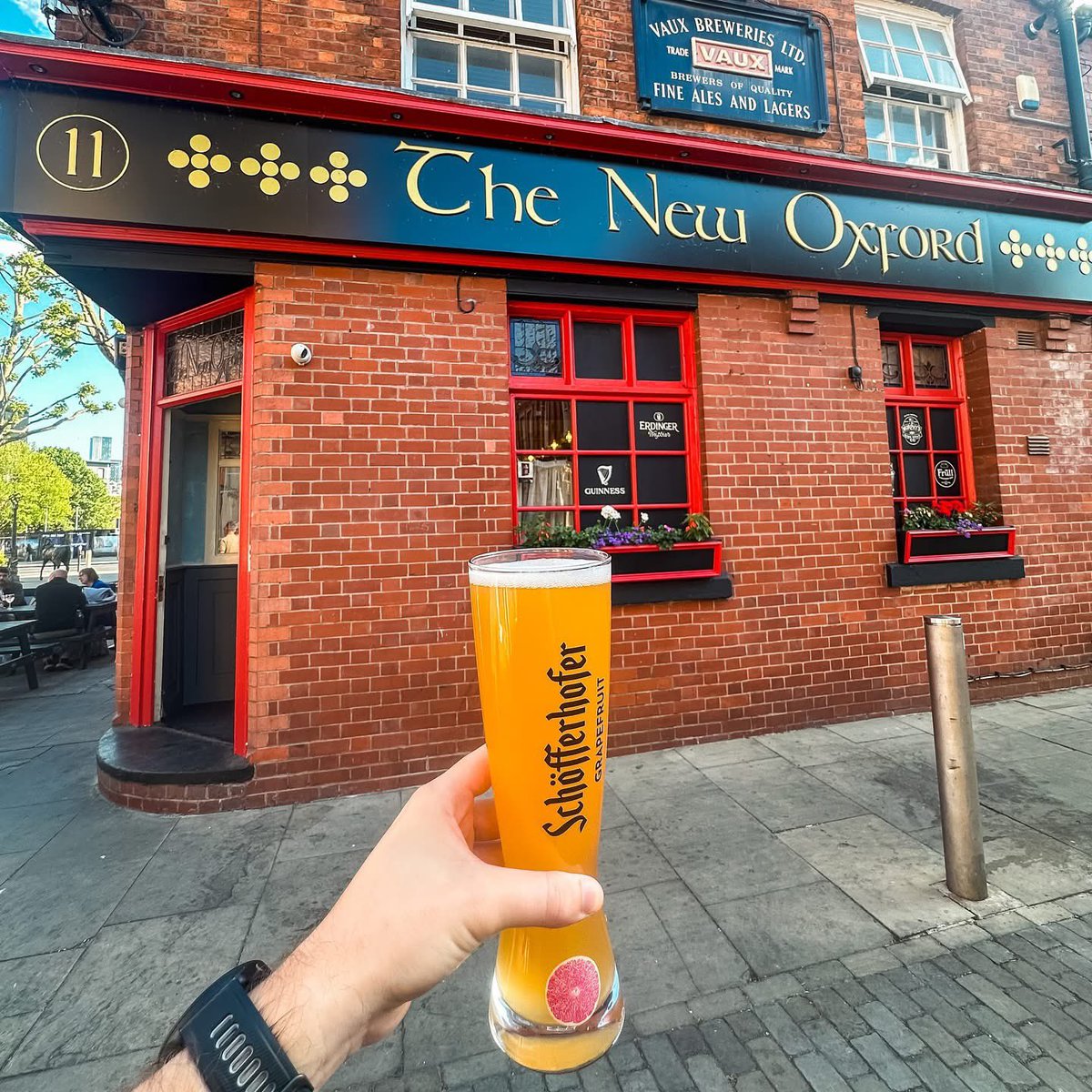 Soak up this glorious weather with us here on Bexley Square ☀️

We’ve got plenty of refreshing drinks to choose from, including both 0% and low-alcohol beers, like @schofferhofer and their delicious 2.5% tropical fruit beer 🍻🍍