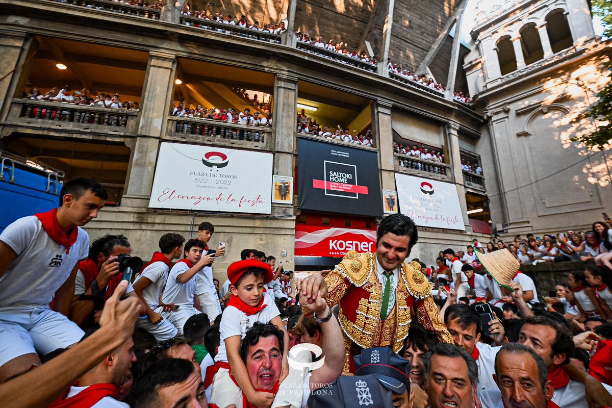 De mis grandes regalos de cumpleaños ayer 👇🏻

➡️ La peineta que Morante de la Puebla dedica a los proetarras del tendido de sol de Pamplona. 

➡️ Y su primera puerta grande en Pamplona.

¡VIVA LA MADRE QUE TE PARIÓ! 

#SoyMorantista
#Arte
#Toros
#SomosCultura
#PamplonaTaurina