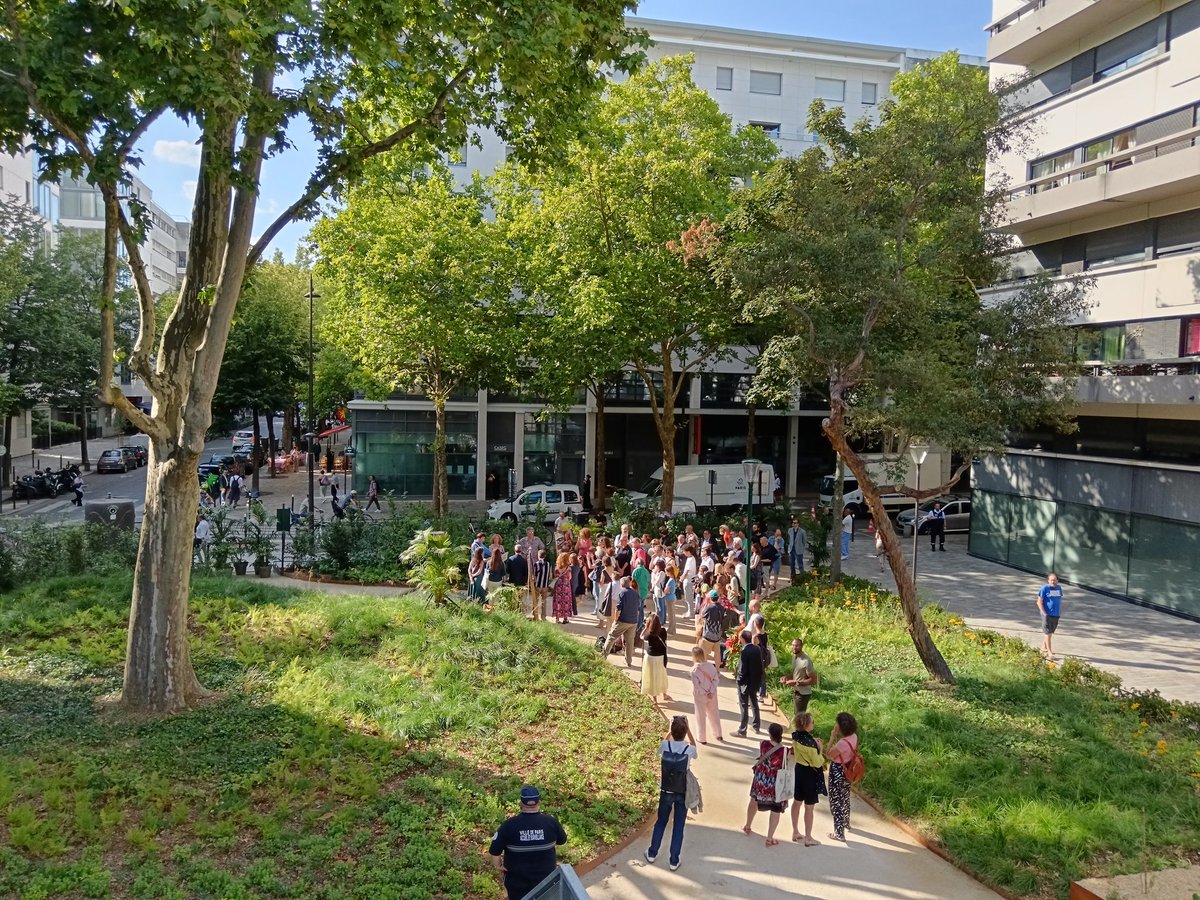 EPierreMarie's tweet image. Inauguration du Jardin Régine Deforges.
Les habitant•es du 12e gagnent un nouvel espace vert ouvert sur le quartier.
Sa famille, ses proches et tout•es les amoureux•ses de littérature libre et irrévérencieuse gagnent un lieu où se souvenir. #Paris12 #RégineDeforges
