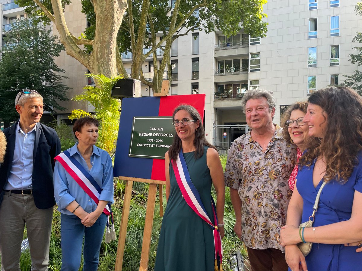 EPierreMarie's tweet image. Inauguration du Jardin Régine Deforges.
Les habitant•es du 12e gagnent un nouvel espace vert ouvert sur le quartier.
Sa famille, ses proches et tout•es les amoureux•ses de littérature libre et irrévérencieuse gagnent un lieu où se souvenir. #Paris12 #RégineDeforges