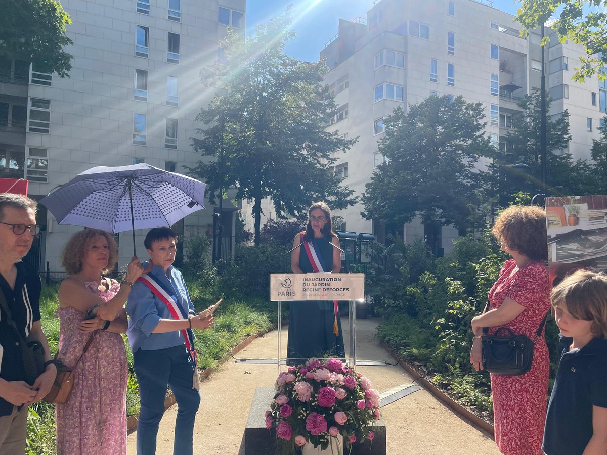 EPierreMarie's tweet image. Inauguration du Jardin Régine Deforges.
Les habitant•es du 12e gagnent un nouvel espace vert ouvert sur le quartier.
Sa famille, ses proches et tout•es les amoureux•ses de littérature libre et irrévérencieuse gagnent un lieu où se souvenir. #Paris12 #RégineDeforges
