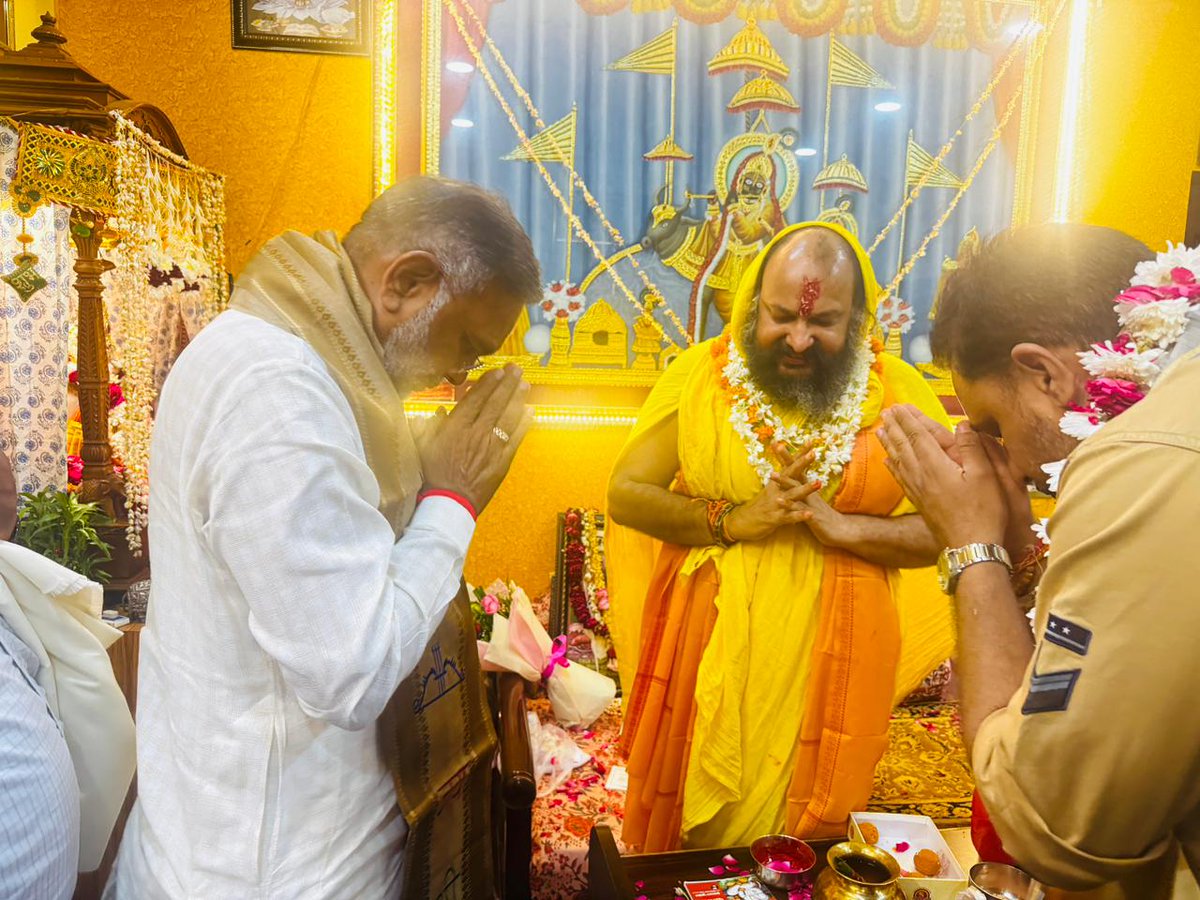 आज गुरु पूर्णिमा के पावन पर्व पर जयपुर में स्वेज फार्म क्षेत्र में श्री सिद्धेश्वर हनुमान जी पीठ पर दर्शन व पूजन करने का सौभाग्य प्राप्त हुआ।

इस सुअवसर पर पूज्य संत का सान्निध्य व आशीर्वाद प्राप्त कर प्रदेशवासियों के सुख-समृद्धि व उत्तम स्वास्थ्य हेतु प्रार्थना की।

#GuruPurnima