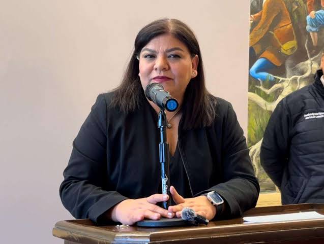 Ella es Adriana Díaz Negrete, directora de Desarrollo Urbano del Municipio de Chihuahua. La principal responsable de aprobar fraccionamientos que se inundan o se colapsan ¿Por qué los aprueba? Porque no le responde a la gente común, sino a sus jefes: el cártel inmobiliario.