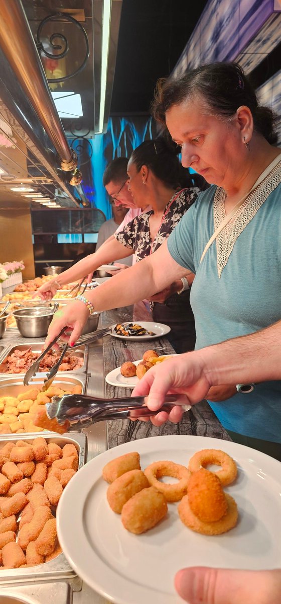 🍣 Hoy nuestros usuarios y usuarias del Área de Discapacidad Intelectual, salón azul, disfrutan de un almuerzo en un buffet libre, algo que algunos prueban por primera vez.

¡Gracias a todos los que lo han hecho posible! ☀️🥤

#buffet #WOK