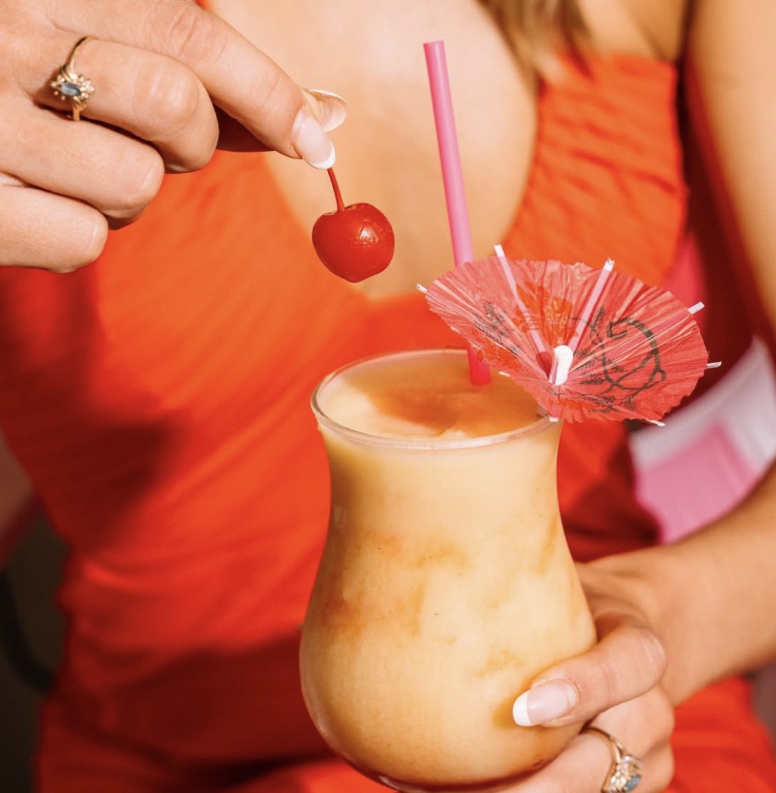 TimesSquareNYC's tweet image. Suns out, rums out ☀️🍹 Celebrate National Piña Colada Day in #TimesSquare! 🌟
🍹@themeanfiddler
🍹The Woo Woo
🍹Winnie’s Broadway
🍹@HardRock
🍹@HavanaCentral
#NationalPinaColadaDay #PinaColada #NYC #NewYorkCity #NYCBusinesses