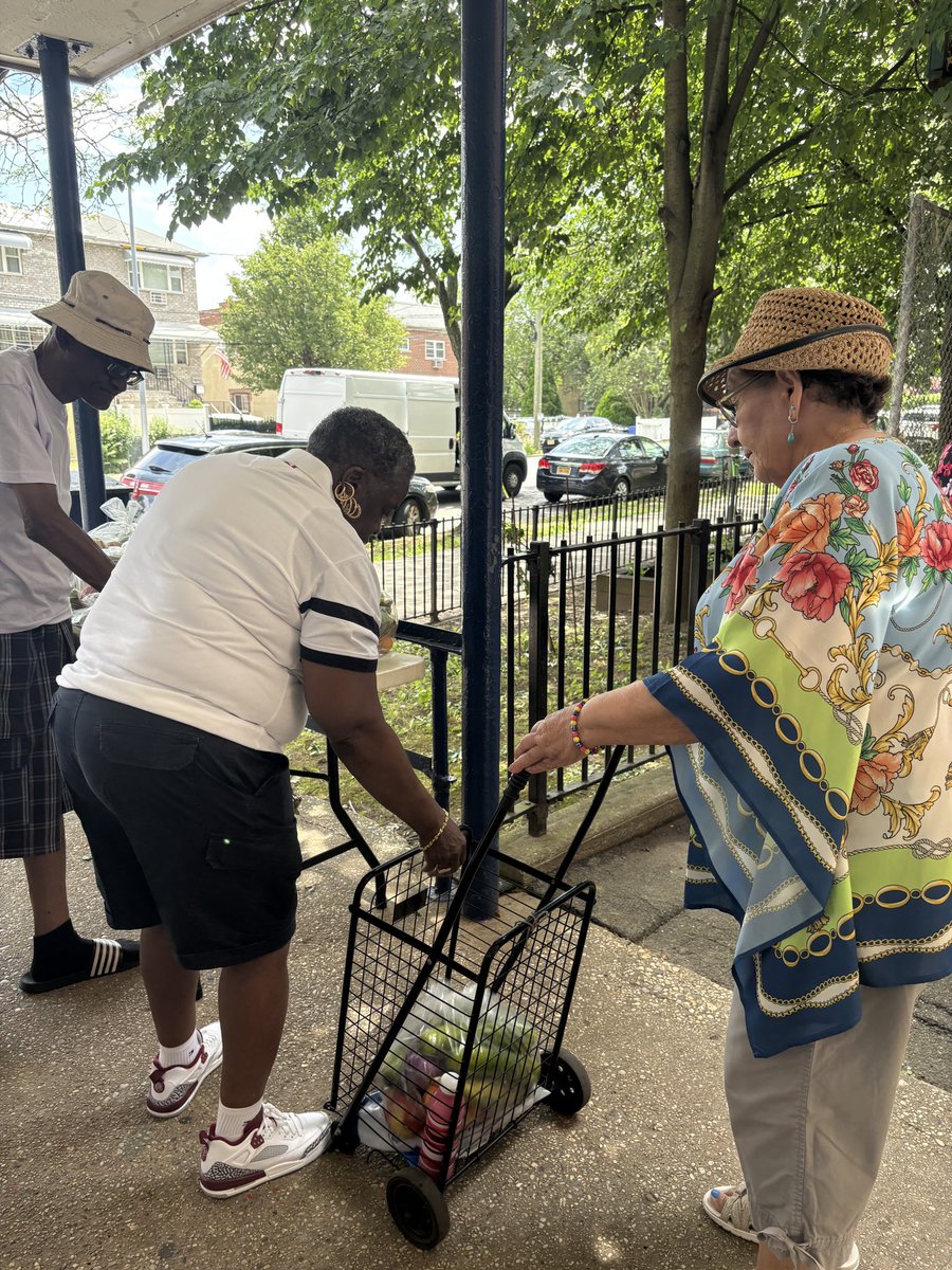 KristyMarmorato's tweet image. Grateful to team up with Throggs Neck Houses for another successful food giveaway right here in District 13! ๐ฝ๏ธ๐ Supporting our neighbors and strengthening our community