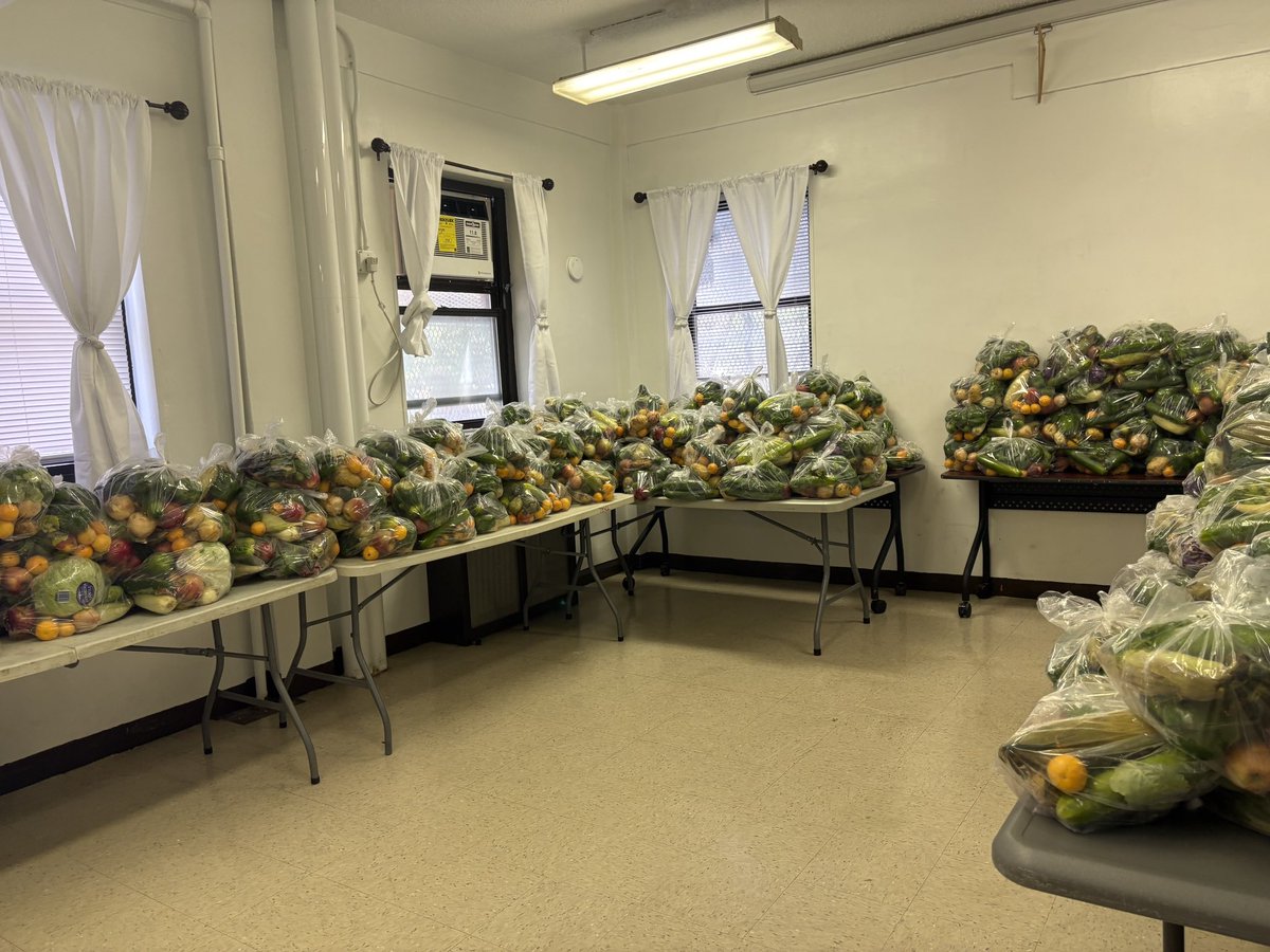 KristyMarmorato's tweet image. Grateful to team up with Throggs Neck Houses for another successful food giveaway right here in District 13! ๐ฝ๏ธ๐ Supporting our neighbors and strengthening our community