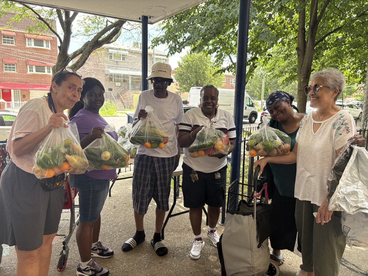 KristyMarmorato's tweet image. Grateful to team up with Throggs Neck Houses for another successful food giveaway right here in District 13! ๐ฝ๏ธ๐ Supporting our neighbors and strengthening our community