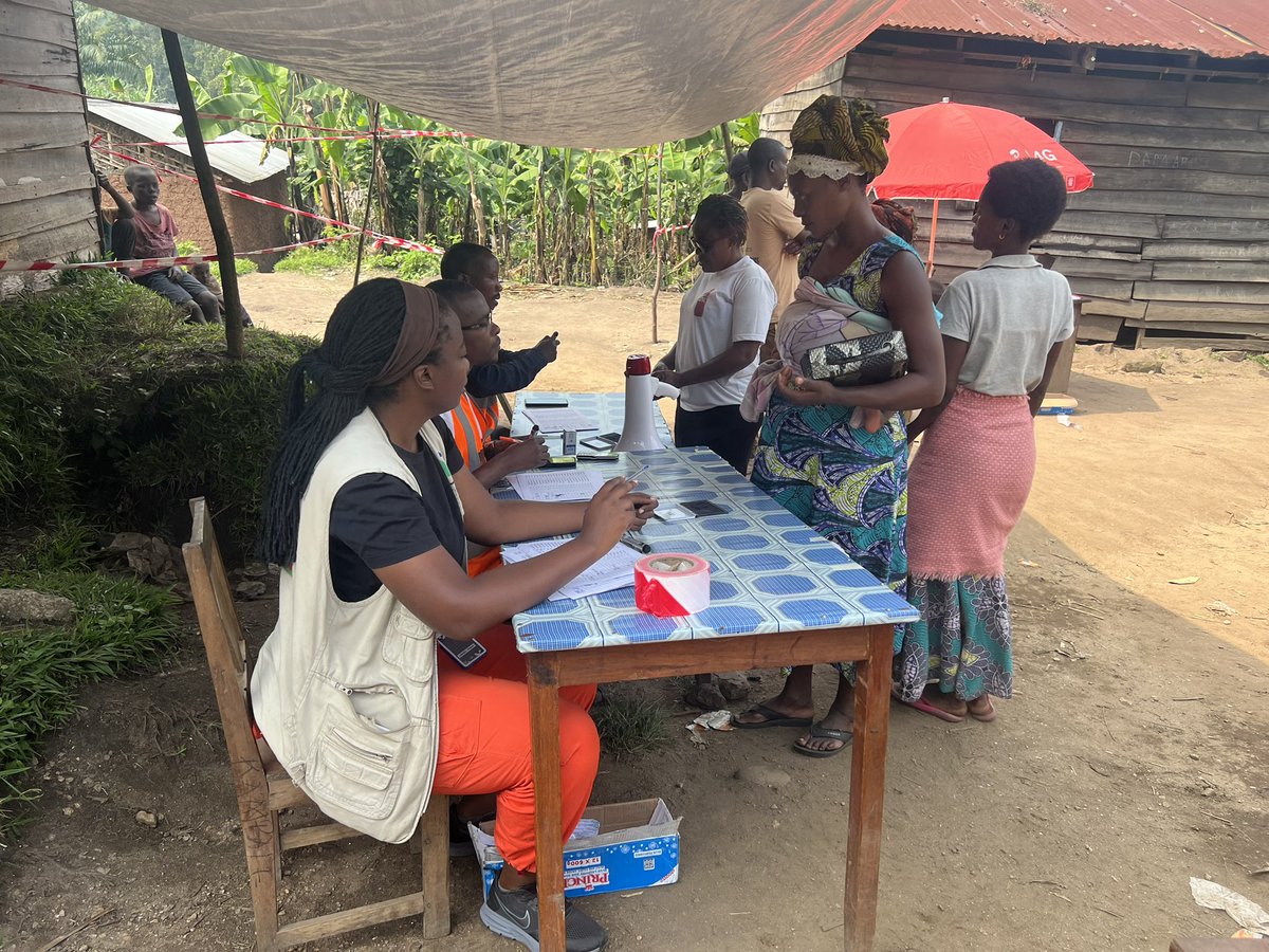 UmandeClemence's tweet photo. Dans la zone de santé de Kirotshe, Aire de santé de Bishange, Yme Grands lacs avec l'appui financier de FH RDC a procédé à une distribution des kits WASH et Kits de dignité (hygiène intime) pour les filles et les femmes en âge de procréation. https://t.co/upZ2VF4peK