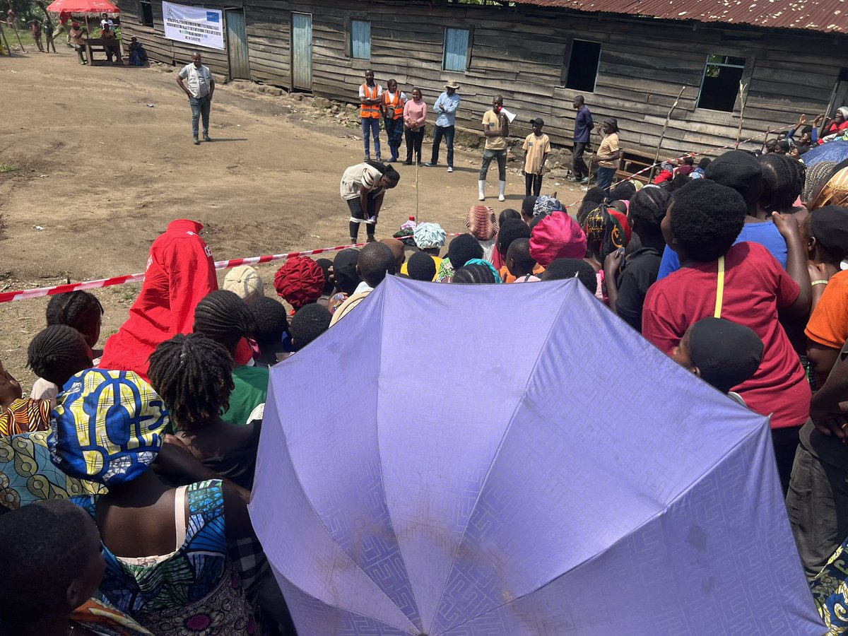 Dans la zone de santé de Kirotshe, Aire de santé de Bishange, Yme Grands lacs avec l'appui financier de FH RDC a procédé à une distribution des kits WASH et Kits de dignité (hygiène intime) pour les filles et les femmes en âge de procréation.