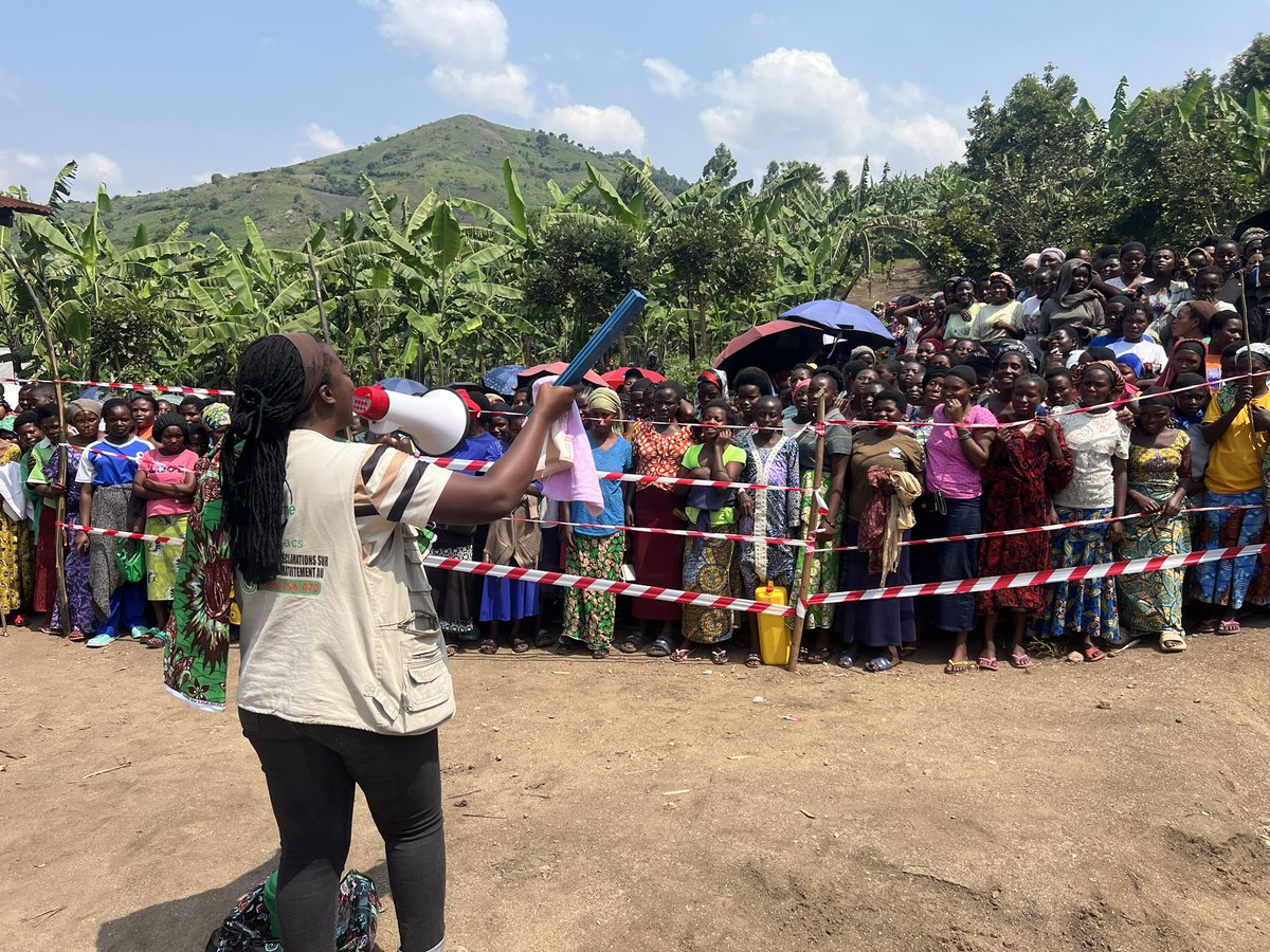 UmandeClemence's tweet photo. Dans la zone de santé de Kirotshe, Aire de santé de Bishange, Yme Grands lacs avec l'appui financier de FH RDC a procédé à une distribution des kits WASH et Kits de dignité (hygiène intime) pour les filles et les femmes en âge de procréation. https://t.co/upZ2VF4peK
