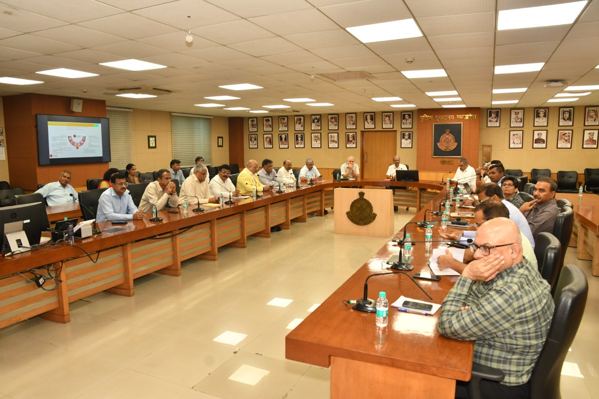 ✨In pursuance of implementation of new criminal laws, a presentation on modern Forensic science mobile vans, Crime scene visits &amp; the evidence collection system was organised today in PHQ Bhopal...all the SDGs and ADGs were present &amp; participated in discussions...💐

#MPPolice