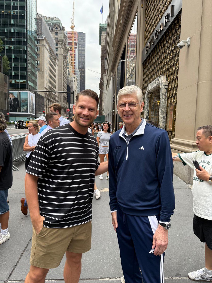 marky249's tweet image. So I’m just walking down 5th avenue in New York when I bump into a familiar face….
