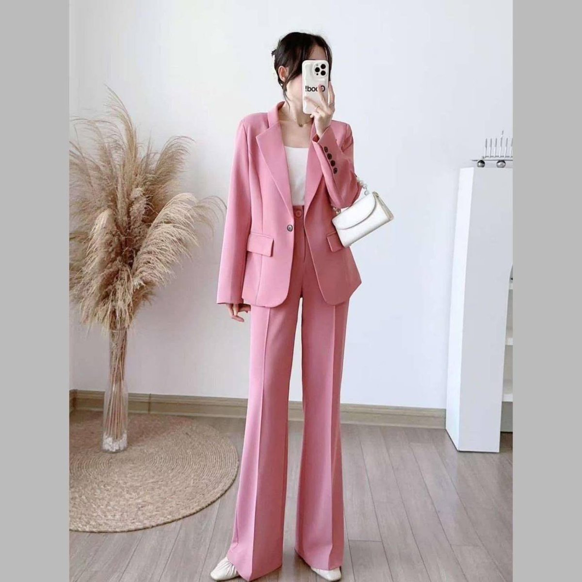 fdesigne98's tweet photo. Rocking this chic pink suit! 💕 #Fashion #Style https://t.co/Dx6PY072bU