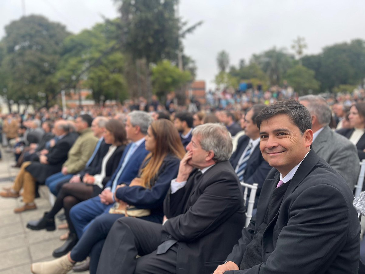 Pablo Mieres (@pablo_mieres) on Twitter photo Acompañamos al Intendente de Salto electo por la Coalición Republicana <a href="/CarlosAlbisu/">Carlos Albisu</a> junto a <a href="/LuisLacallePou/">Luis Lacalle Pou</a> y otros dirigentes de los partidos. Muy contento de que nuestro compañero <a href="/pisalto/">Hoover Rosa</a> y su equipo integren el equipo de gobierno Acompañamos al Intendente de Salto electo por la Coalición Republicana <a href="/CarlosAlbisu/">Carlos Albisu</a> junto a <a href="/LuisLacallePou/">Luis Lacalle Pou</a> y otros dirigentes de los partidos. Muy contento de que nuestro compañero <a href="/pisalto/">Hoover Rosa</a> y su equipo integren el equipo de gobierno