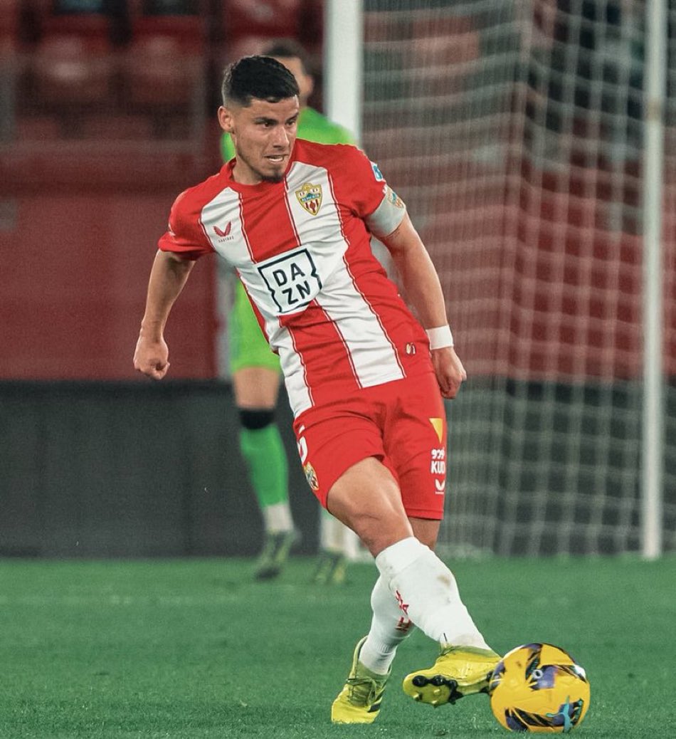 💣 #Velez llegó a un acuerdo contractual de palabra con Lucas Robertone. 

Ahora resta acordar su venta con Almería. El club español pretende cerca de U$D 4.500.000, mientras que en El Fortín pujan para sacarlo por menos.

👉 Continúan negociando, pero en Liniers hay optimismo