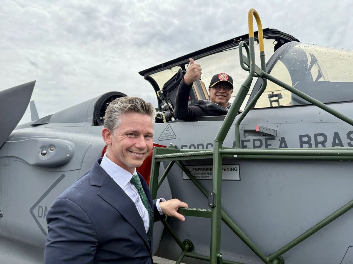 PlJonson's tweet image. Had the opportunity to meet President Gustavo Petro during F-AIR Colombia. A valuable exchange that reinforces the ties between Sweden and Colombia.
We discussed interest in Swedish fighter aircraft and opportunities for defence industrial cooperation.🇸🇪🇨🇴